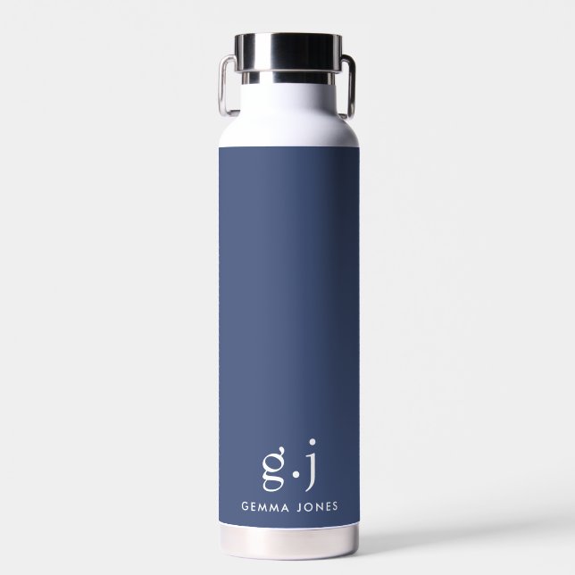 Monogram Classic Elegant Minimal Dusty Blue White Trinkflasche (Vorne)