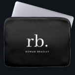 Monogram Classic Elegant Minimal Schwarz und Weiß Laptopschutzhülle<br><div class="desc">Ein minimalistisches Monogramm-Design mit großen Typografie-Initialen in einem klassischen Schriftart mit Ihrem Namen unten auf einem einfachen schwarzen Hintergrund. Das perfekt angepasste Geschenk oder Accessoire!</div>