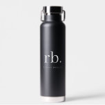 Monogram Classic Elegant Minimal Schwarz und Weiß Trinkflasche<br><div class="desc">Ein minimalistisches Monogramm-Design mit großen Typografie-Initialen in einem klassischen Schriftart mit Ihrem Namen unten auf einem einfachen schwarzen Hintergrund. Das perfekt angepasste Geschenk oder Accessoire!</div>