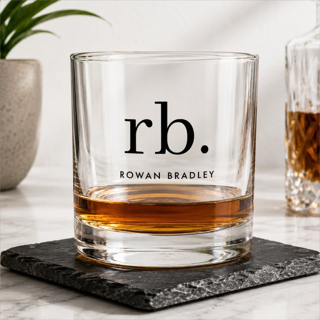 Monogram Classic Elegant Minimal Stilvoll Whiskyglas (Personalized monogram whiskey glass with initials and name for a clean custom bar cart gift)