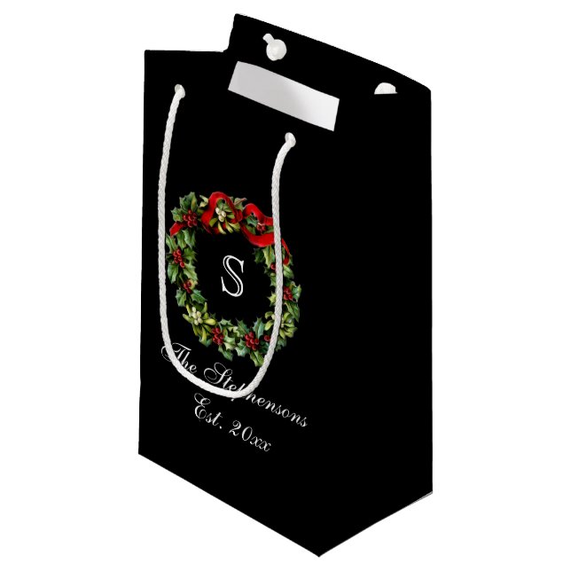 Monogram Classic Holly Wreath Custom Christmas Kleine Geschenktüte (Vorderseite Schrägansicht)