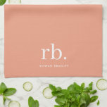 Monogram Coral Peach Elegante Feminine Minimalisti Geschirrtuch<br><div class="desc">Ein minimalistisches Monogramm-Design mit großen Typografie-Initialen in einem klassischen Schriftart mit Ihrem Namen unten auf einem weiblichen Korallenpfirsichhintergrund. Das perfekt angepasste Geschenk oder Accessoire!</div>