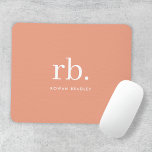 Monogram Coral Peach Elegante Feminine Minimalisti Mousepad<br><div class="desc">Ein minimalistisches Monogramm-Design mit großen Typografie-Initialen in einem klassischen Schriftart mit Ihrem Namen unten auf einem weiblichen Korallenpfirsichhintergrund. Das perfekt angepasste Geschenk oder Accessoire!</div>