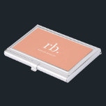 Monogram Coral Peach Elegante Feminine Minimalisti Visitenkarten Dose<br><div class="desc">Ein minimalistisches Monogramm-Design mit großen Typografie-Initialen in einem klassischen Schriftart mit Ihrem Namen unten auf einem weiblichen Korallenpfirsichhintergrund. Das perfekt angepasste Geschenk oder Accessoire!</div>