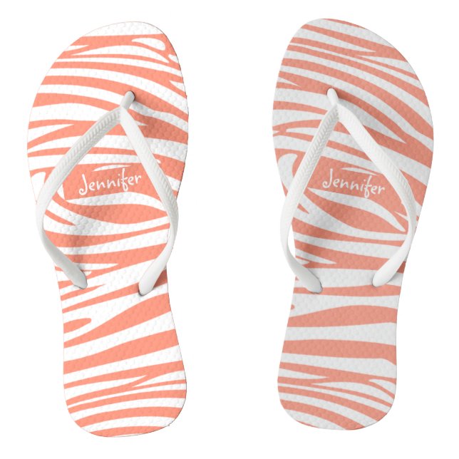Monogram Coral Pink Striped Zebra Muster Trendy Flip Flops (Fußbett)