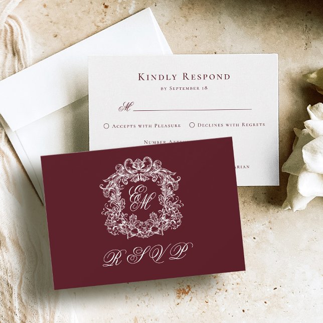 Monogram Crest Elegant Burgundy Wedding RSVP Karte (Von Creator hochgeladen)