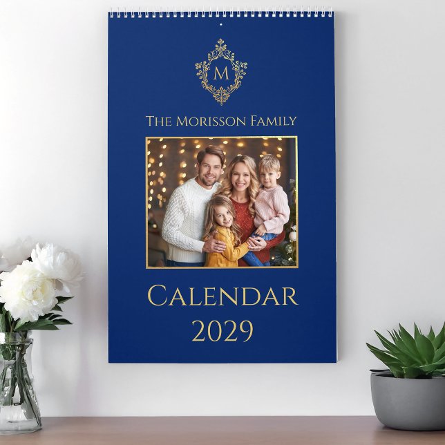 Monogram & Crest Royal Blue Faux Gold Family Photo Kalender (Von Creator hochgeladen)