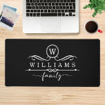 Monogram Custom Family Name White Script Schreibtischunterlage<br><div class="desc">Monogram Custom Family Name White Script Desk Mats verfügt über ein Monogramm und einen personalisierten Familiennamen in eleganter weißer Schrift-Typografie. Das perfekte Geschenk für Familie und Freunde zum Geburtstag,  Weihnachten,  Vatertag,  Muttertag,  Großeltern,  Ehefrau,  Ehemann,  Mutter,  Vater und mehr. Entworfen von ©Evco Studio www.zazzle.com/store/evcostudio</div>