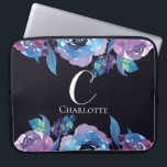 Monogram Dark Blue mit Lila und blauen Blumen Laptopschutzhülle<br><div class="desc">Monogram Dark Blue mit Lila und blauen Blumen Neopren Laptop Schlauch Stilvoll und personalisiert! Passen Sie Ihren eigenen Initial und Namen an,  um ein einzigartiges Design zu erhalten.</div>