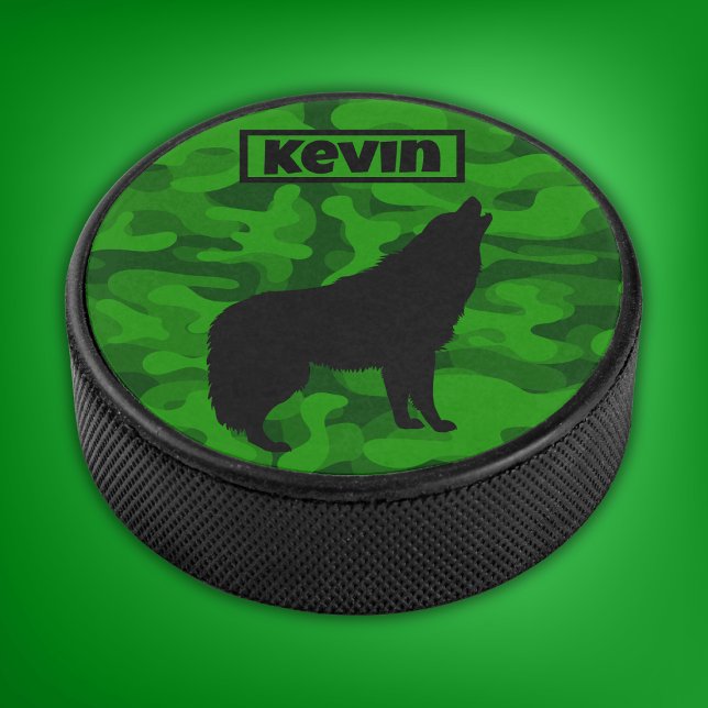 Monogram der modernen grünen Camouflage Black Wolf Eishockey Puck (Von Creator hochgeladen)