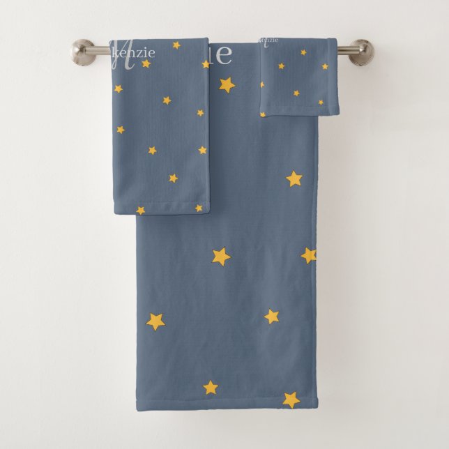 Monogram Dusty Blue Lucky Stars Individuelle Name  Badhandtuch Set (Insitu)