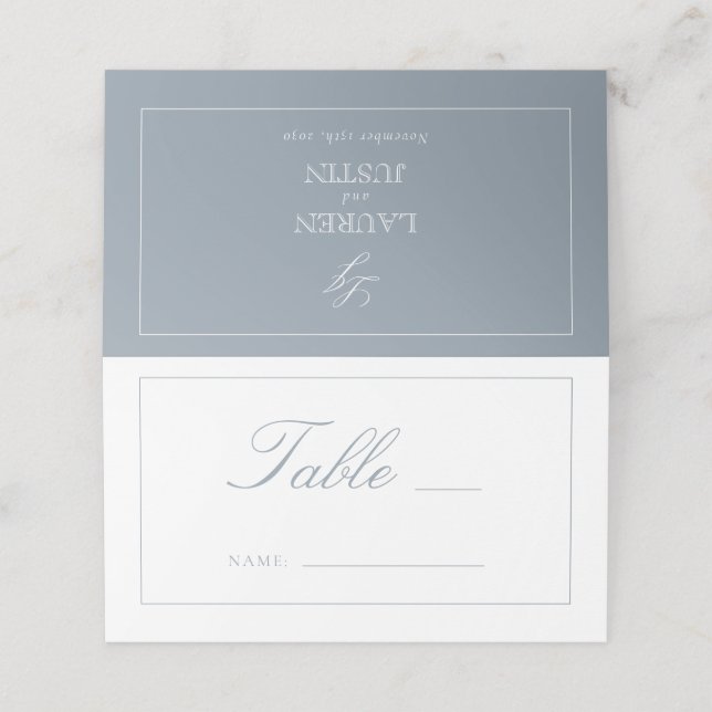 Monogram Dusty Blue Script Wedding Tischnummer Platzkarte (Außenseite Aufgefaltet)