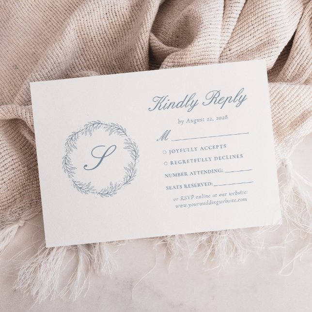 Monogram Dusty Blue Wreath Wedding RSVP Karte (Von Creator hochgeladen)