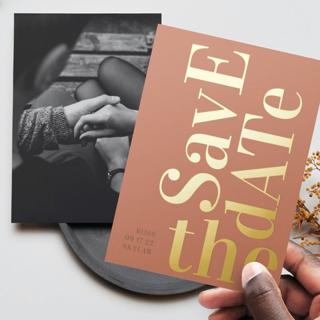 Monogram Dusty Orange Terracotta Save the Date Folieneinladung (Von Creator hochgeladen)