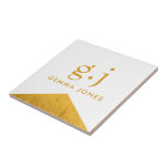 Monogram Elegant Gold Imitate Foil White Fliese<br><div class="desc">Eine elegante Keramik in Gold und Weiß für Zuhause oder Geschäftsleute, mit einem schlichten, modernen, minimalistischen Goldmonogramm mit einfachen Serif-Schriftzeichen aus Kleinformat und einem Imitat mit Goldfolie-Dreieck-Akzent auf Weiß. Ein Satzzeichen (Periode) teilt den ersten und letzten ersten als ein einfaches Gestaltungselement auf, das diesen typografischen Stil als modern und sauber...</div>