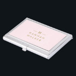 Monogram Elegant Minimal Blush Pink und Gold Visitenkarten Dose<br><div class="desc">Ein einfaches,  individuelles Monogramm-Design in einer modernen,  goldfarbenen Typografie auf elegantem pastellfarbenem Rosa Hintergrund. Die Monogramm-Initialen und der Name können zusammen mit der Feature-Zeile leicht personalisiert werden,  um ein Design so einzigartig wie Sie sind zu machen! Das perfekte Geschenk oder Accessoire für jeden Anlass.</div>