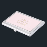 Monogram Elegant Minimal Blush Pink und Gold Visitenkarten Dose<br><div class="desc">Ein einfaches,  individuelles Monogramm-Design in einer modernen,  goldfarbenen Typografie auf elegantem pastellfarbenem Rosa Hintergrund. Die Monogramm-Initialen und der Name können zusammen mit der Feature-Zeile leicht personalisiert werden,  um ein Design so einzigartig wie Sie sind zu machen! Das perfekte Geschenk oder Accessoire für jeden Anlass.</div>