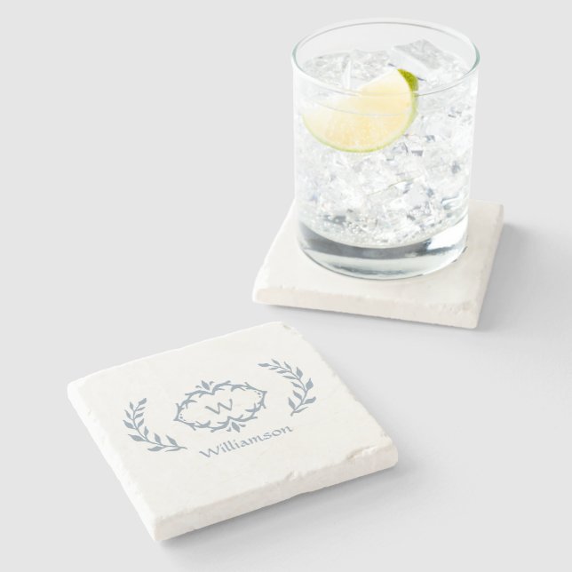 Monogram Familienname Laurel Wreath Dusty Blue Steinuntersetzer (Seitenansicht)