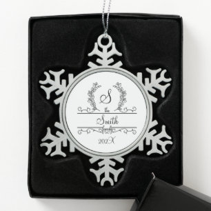 Monogram Familienname Snowflake Holiday Schneeflocken Zinn-Ornament