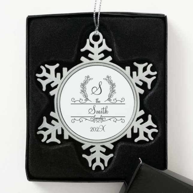 Monogram Familienname Snowflake Holiday Schneeflocken Zinn-Ornament (Box)