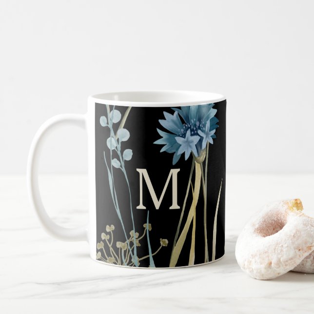 Monogram Floral Light Blue Gold auf schwarz Kaffeetasse (Mit Donut)