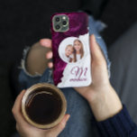 Monogram Foto Moderner Blumenmarmor-Individuelle N Case-Mate iPhone 14 Plus Hülle<br><div class="desc">Monogram Foto Modern Floral Marble Individuelle Name iPhone Cases bietet Ihr Lieblings-Foto auf einem Marmor und lila Blume Hintergrund. Personalisieren Sie Ihre eigene Monografie und Ihren eigenen Namen,  indem Sie den Text in der dafür vorgesehenen Textbox bearbeiten. Entworfen von ©Evco Studio www.zazzle.com/store/evcostudio</div>