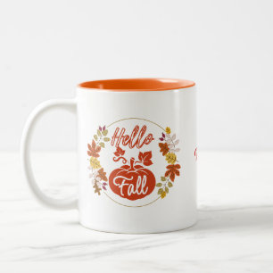 Monogram für den Autumn Leaves Wreath Pumpkin Name Zweifarbige Tasse