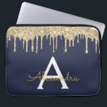 Monogram für den blauen Glitzer Laptopschutzhülle<br><div class="desc">Navy Blue und Gold Imitats Dripping Moderne und Elegant Girly Glitzer und Sparkle Elegant Monogram Case. Dieser Fall kann so angepasst werden,  dass er Ihren Anfangs- und Vornamen enthält.</div>