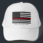 Monogram für die Thine Red Line Firefighter Americ Truckerkappe<br><div class="desc">Dieser Hut ist mit einem schwarz-weißen Feuerwehrmann in roter Linie amerikanischen Fahne Design mit US Flagge auf schwarzem Hintergrund und einem Namen für Sie zu personalisieren.</div>