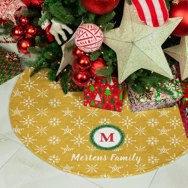 Monogram für Ihren Namen Gold und Weiße Schneefloc Polyester Weihnachtsbaumdecke (Wreath Monogram Your Name Gold & White Snowflakes Brushed Polyester Tree Skirt)