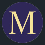 Monogram für Navy Blue und Gold Elegant Runder Aufkleber<br><div class="desc">Ein modernes, elegantes Design in marineblau und goldblau mit einem Monogramm im beruflichen Schriftart-Stil auf marineblau-blauem Hintergrund. Klicken Sie auf die Schaltfläche Anpassen, um das Design durch Auswahl der gewünschten Farbe zu personalisieren und sogar Ihren eigenen Text hinzuzufügen. Bitte beachten Sie, dass es sich bei der auf dem Produkt abgebildeten...</div>