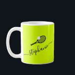 Monogram für personalisierte Womens Tennis Kaffeetasse<br><div class="desc">Elegantes feminines Tennismonogramm auf einem personalisierten Schlamm mit einem eleganten Skriptnamen auf einem hellgelben,  grünen und schwarzen Hintergrund,  der in jede beliebige Farbe geändert werden kann,  perfekt für einen Tennisspieler,  Trainer,  Instruktor oder Camping-Berater oder Teamkollegen.</div>