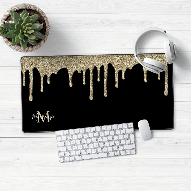 Monogram für Schwarz-Gold-Sparkle-Glitzer-Tropfen Schreibtischunterlage (Chic gold glitter drips on a modern black background with your custom monogram and name!)