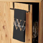 Monogram Geschirrtuch<br><div class="desc">Moderne elegante schwarz-goldene Schrift Name monogramm Küchentuch. Sie können den Namen und das Monogramm personalisieren, um Ihr eigenes einzigartiges Design zu erstellen. Entwickelt von Thisisnotme©</div>