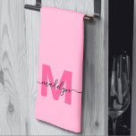 Monogram Geschirrtuch<br><div class="desc">Personalisiert Custom Erstellen Sie Ihre eigene Girly Bright Pink und Magenta Initial Name Monogram Küchentuch. Fügen Sie Ihrer Küche eine lebendige und feminine Touch mit diesem mit Monogramm Handtuch hinzu. Es wurde für einen dreifach gefalteten Stil konzipiert und bietet einen hellen, fröhlichen rosa Hintergrund, einen kühlen magenta hot pink initiale...</div>