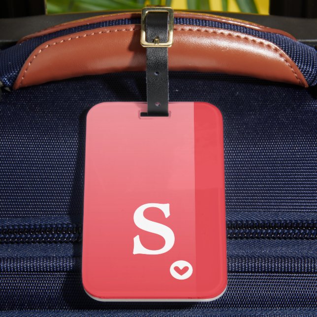 Monogram Girly Red Heart Simple Modern Chic Gepäckanhänger (Vorderseite Insitu 2)