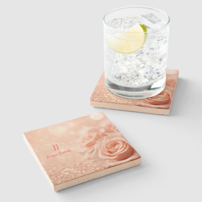 Monogram Glitzer Rose Gold Hintergrund und Rose Steinuntersetzer (Seitenansicht)