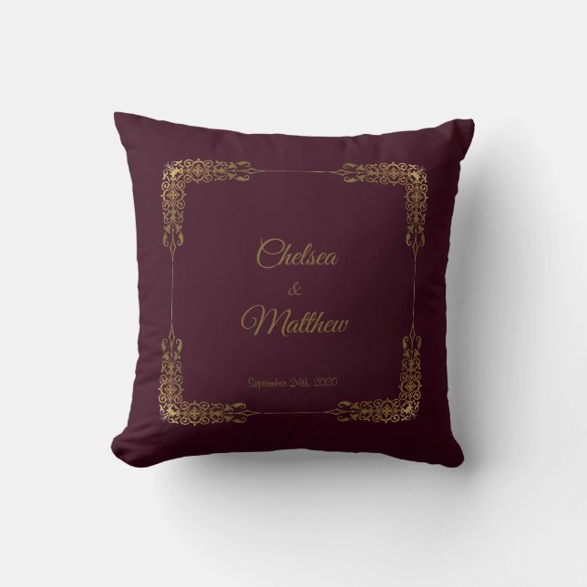 Monogram Gold und Burgundy Lace Wedding Pillow Kissen (Vorderseite)