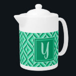 Monogram Green Dreistone Diamond Muster<br><div class="desc">Machen Sie Ihren Lieblings-Tee in dieser Monogram Green Dreistone Diamond Muster Teekanne. Es zeichnet sich durch ein geometrisches Rautenmuster in drei grünen Farbtönen aus,  wobei ein Initial in hellgrün an einem dunkelgrünen Quadrat angebracht ist. Personalisieren Sie es mit Ihrem ersten. Geben Sie Ihrem Teatime einen zusätzlichen Pop.</div>