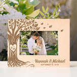 Monogram Heart Names Tree of Life Wedding Foto Geätzte Rahmen<br><div class="desc">Mit einer eleganten, einzigartigen DIY-Vorlage erstellen Sie Ihren eigenen personalisierten Holzrahmen mit individueller Gravur. Die originale Kunst von Raphaela Wilson beherbergt einen wunderschönen Baum des Lebens mit kahlem Zweig und Wurzeln. Fügen Sie Ihre eigenen mit Monogramm Laserinitialen in die geschnitzte Herzform, kalligraphische Schriftnamen, ein Datum, oder wenn Sie es vorziehen...</div>