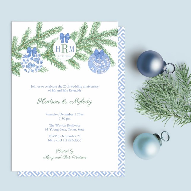 Monogram Hochzeitjubiläum-Party für Smart Holidays Einladung (Wedding Anniversary Party Invitation Featuring Fir Tree Branch With Blue And White Baubles)