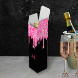 Monogram Hot Pink Glitzer Tropfen Black Wine Gift  Weinbox<br><div class="desc">mit Monogramm Neon Hot Pink Dripping Glitzer auf massiv schwarz personalisiert schlanken Wein Geschenkbox. Mit dieser speziellen simulierten Tropfschachtel können Sie den Namen Ihres Empfängers und den letzten Initial in einem Snap hinzufügen. Zazzles' intuitives und einfaches Tool zur Personalisierung von Glitzer.</div>