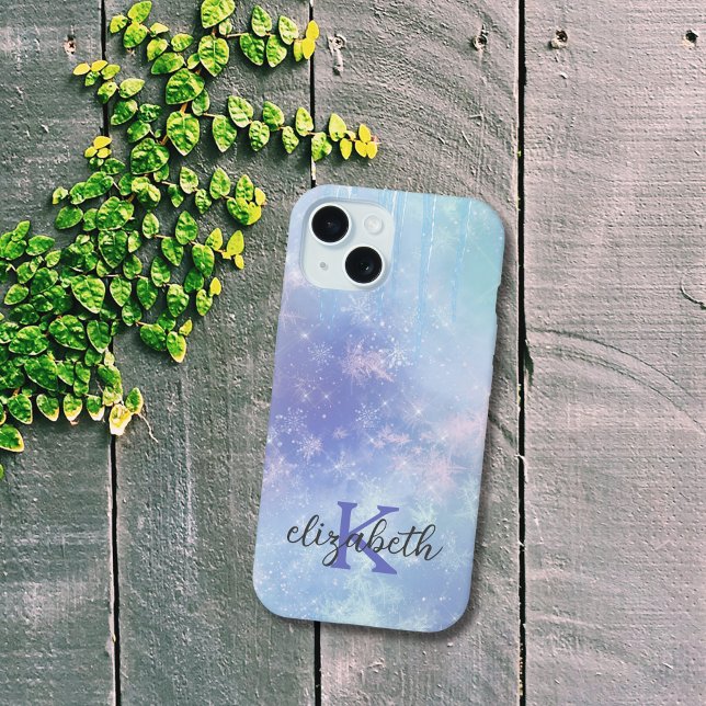 Monogram Icicles Snowflakes Blue Lila Trendy iPhone 15 Hülle (Monogram Name Initials Blue Purple Snowflakes Icicles iPhone case)