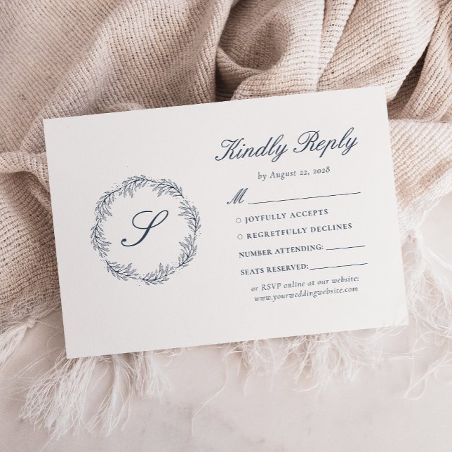 Monogram Indigo Blue Wreath Wedding RSVP Karte (Von Creator hochgeladen)
