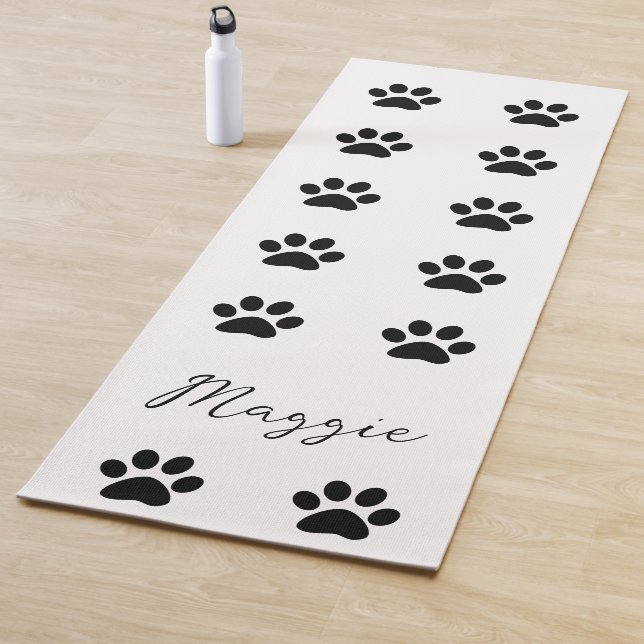 Monogram Individuelle Name Schwarz-weiß Paw Print  Yogamatte (Beispiel)