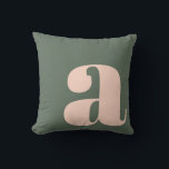 Monogram Initial Letter Bold Earthy Pink Green Kissen<br><div class="desc">Ein zeitgenössisches Kissen mit tiefgrünem Hintergrund und einem großen, rot-rosa Kleinbuchstaben in fett formatierter Typografie. Dieses stilvolle und minimalistische Design ist perfekt für moderne, boho oder Mitte des Jahrhunderts Wohngestaltung, die eine Touch von Eleganz und Persönlichkeit zu jedem Raum. Ideal für Wohnzimmer, Schlafzimmer oder Büroflächen.</div>