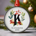 Monogram Initial Letter K Berry Wreath Christmas Ornament Aus Metall<br><div class="desc">Ein elegantes Monogramm Anfangsbuchstabe K mit einem Weihnachts-Berry-Kranz und einem Ort zum Personalisieren mit Name und Jahr.</div>