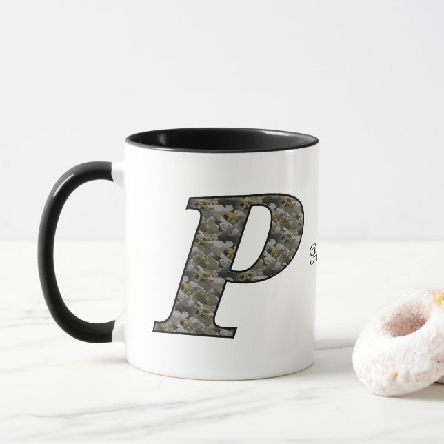 Monogram Initial P Hydrangea Flowers Personalized Tasse (Mit Donut)