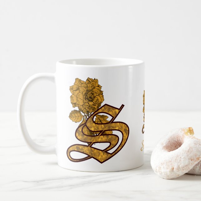 Monogram Initial S Elegant Gold Peony Personalized Kaffeetasse (Mit Donut)