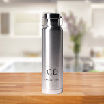 Monogram-Initialen Name einfache schwarze Buchstab Trinkflasche<br><div class="desc">Personalisieren und fügen Sie Ihre Monogramm-Initialen,  Buchstaben und vollständigen Namen. Schwarze Buchstaben.</div>